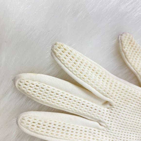 Vintage Ivory Mesh Wrist Gloves - Picture 4 of 7